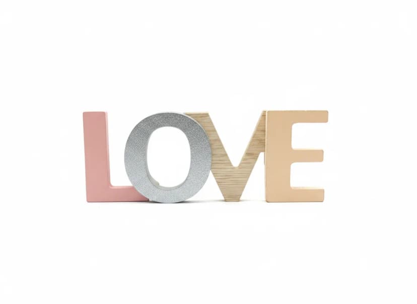 Drvena dekoracija "LOVE" – Moderan detalj za toplinu vašeg doma